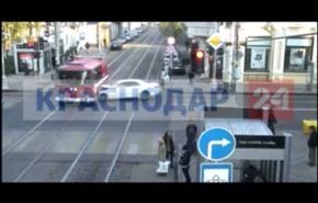 حادث يحبس الأنفاس بين عربة مطافئ وسيارة ...شاهد