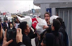 أتراك يضعون  الاكياس على رؤوس جنود أميركيين