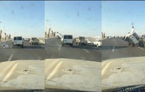 شاهد لحظة سقوط شاب من سيارة تسير