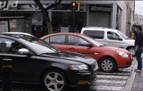 شاهد... شاب يلقن سائقين درسا بطريقته