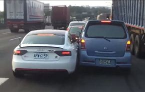 بالفيديو.. صراع بين سائقين للاستحواذ على خط مسار