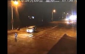 فيديو.. دهسته ثلاث سيارات ونجى من الموت!!