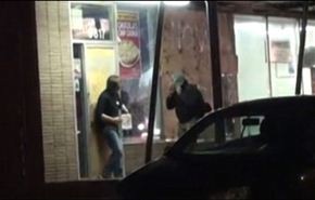 شاهد شجاعة امرأة تصدت للصين مسلحين بأيديها