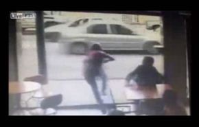 شاهد كيف وقع هذا اللص في شر اعمالة !!