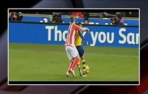 شاهد: لاعب كرة قدم يخنق منافسه على طريقة المصارعين