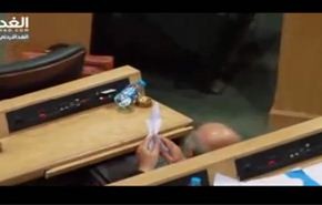 هل نجح النائب البارلماني بصناعة صاروخ ورقي؟ شاهد