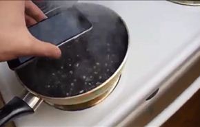 شاهد ماذا يحدث/شاب يغلى هاتف 
