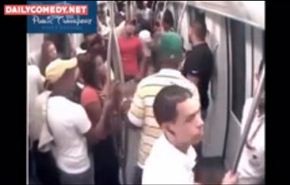 شاهد ...رجل يشعل النار بنفسه داخل المترو
