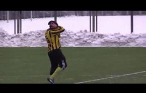 فيديو طريف... لاعب يرد على هاتفه النقال في الملعب!