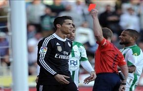 بالفيديو.. الحكم يشهر البطاقة الحمراء في وجه الملاكم رونالدو