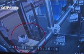 شاهد...طفل عمره عام فقط يركب الحافلة بمفرده!