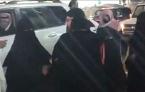 الهيئة السعودية تغطي عيون سيدة بالقوة!