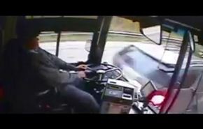 شاهد ما حدث بعد نوم سائق حافلة خلال القيادة