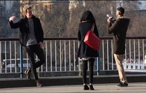 شاهد رد فعل المارة على شاب يلتقط صورا مع صديقه الوهمي