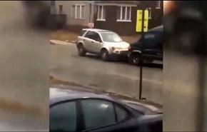 شاهد ما فعله قائد سيارة حين جُنّ جنونه