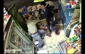 بالفيديو.. لحظة تصدي رجل لسطو مسلح على محله