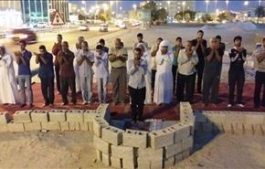 نماز جماعت بحرینی‌ها در محل مساجد تخریب شده + عکس