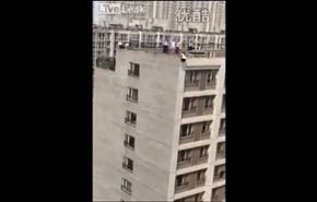 نجاة منتحرة بعد قفزها من الطابق الـ18... شاهد الفيديو
