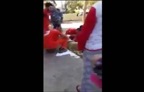 بالفيديو.. رجل يلقي زوجته من الطابق الثاني!