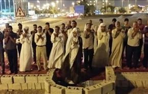 نمازجماعت بحرینی‌ها درمحل مساجد تخریب شده+عکس