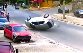 بالفيديو.. أغرب رد فعل لشاهد عيان على حادث سيارة