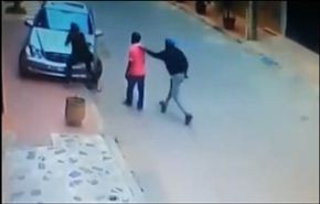 شاهد.. سيدة تترك زوجها في مواجهة لص وتهرب!