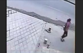 فيديو.. لحظة انشقاق الأرض وابتلاعها لفتاة