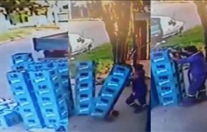 فيديو... عامل يختل توازنه فيحدث كارثة
