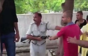 شاهد.. ضرب مبرح لشرطي متحرش بإمرأة بالهند‬