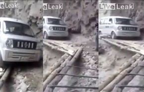 فيديو مروع للحظة مرور سيارة على طريق خطير