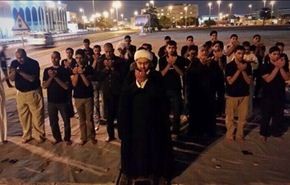 بحرينيون يقيمون صلاة العشاءين في مواقع المساجد المهدمة