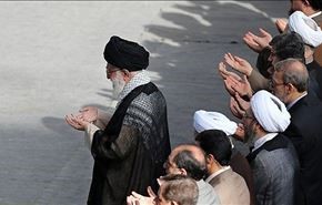 قائد الثورة يؤم المصلين في صلاة العيد بطهران