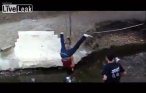 شاهد نهاية مؤلمة لشاب حاول تعليق أرجوحة أعلى بحيرة