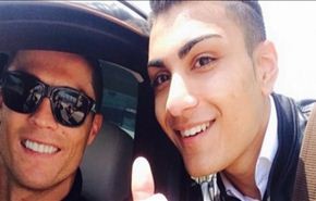 بالصور... مراهق يتقمص شخصية رونالدو تماما