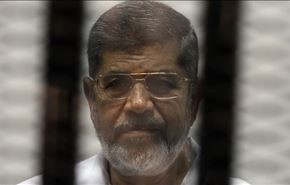 مرسي يلمح لمحاولة تسميمه ونجله يحذر