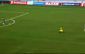 بالفيديو.. حارس مرمى يهدي الفريق المنافس هدف من خطأ كارثي