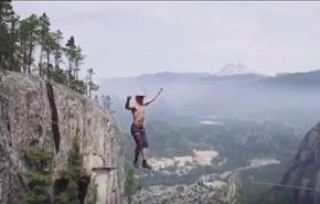 فيديو يحبس الأنفاس.. مغامر كاد أن يفقد حياته ليحقق رقما