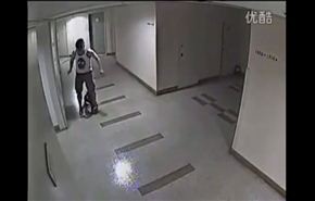 بالفيديو.. شاب يتسبب في حريق عمارة بطريقة غريبة!