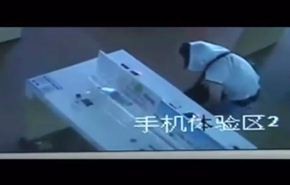 بالفيديو.. لص يسرق على طريقة 