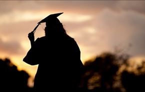 بالصور.. أميركية تبيع شهادتها الجامعية لتسديد ديونها!