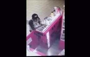 بالفيديو.. شاب يسرق جوالا بطريقة ماكرة