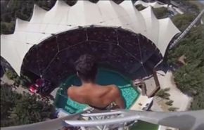 بالفيديو.. شاب ينفذ قفزة مذهلة من ارتفاع شاهق