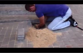 بالفيديو.. ما هذا المدفون حيا تحت الرصيف؟