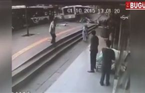 بالفيديو.. لحظة دهس حافلة لركاب في إحدى المحطات