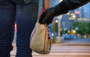 شاهد.. لصان ينفذان خطة ماكرة لسرقة رجل في مطعم