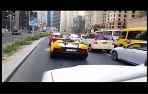 شاهد ماذا حدث لإماراتي حاول لفت الانتباه لسيارته الفاخرة!