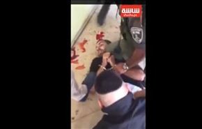 بالفيديو.. وحشية جنود الاحتلال الى أين..؟