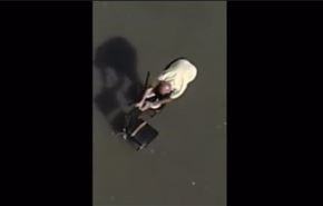 فيديو لرجل يبتكر أغرب طريقة لعبور الشوارع الغارقة !!