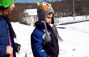 بالفيديو .. طفلة تحاول بيع أخاها لشراء 