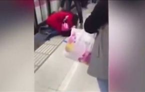 شاهد معركة بين سيدتين على رصيف المترو
